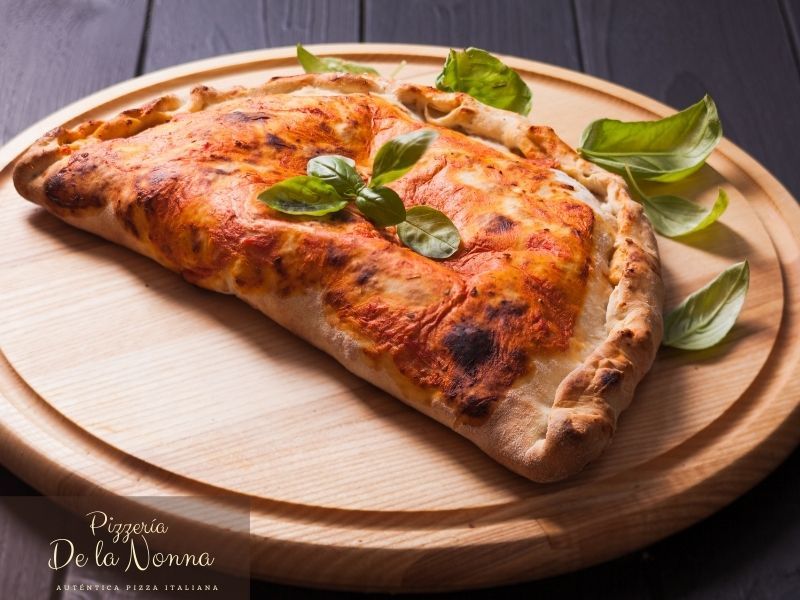 Pizzeria De La Nonna  Calzone